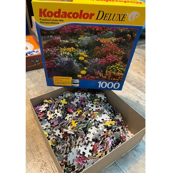 2006 Kodacolor Deluxe jigsaw puzzle, Garden at Historic Skagway AK - Picture 2 of 4